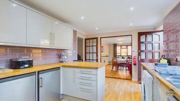 Kühlschrank, Mikrowelle, Ofen, Geschirrspüler