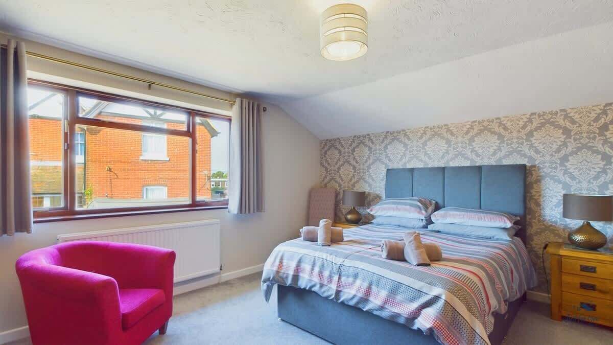 5 slaapkamers, een strijkplank/strijkijzer, reisbedje, gratis wifi