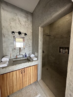 Signature-Villa, 2 Queen-Betten, Meerblick, Poolseite | Badezimmer | Dusche, Regendusche, kostenlose Toilettenartikel, Haartrockner