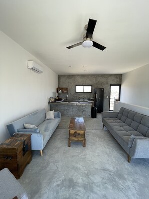 Familie villa, meerdere bedden, uitzicht op oceaan, tuin | Woonruimte | Een 40-inch smart-tv met satellietzenders, Netflix en Hulu