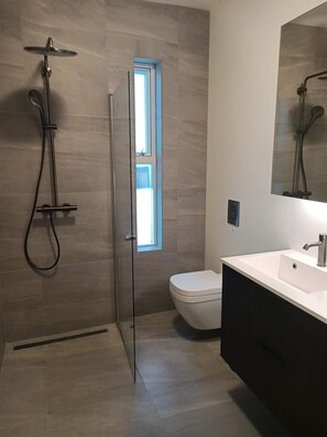 Shower, hair dryer, towels, soap - Ocean view suite near Sky Lagoon (Kópavogur)