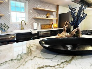 冰箱、微波炉、烤箱、炉灶