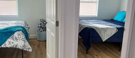 3 Schlafzimmer, Schreibtisch, Bügeleisen/Bügelbrett, Reisekinderbett