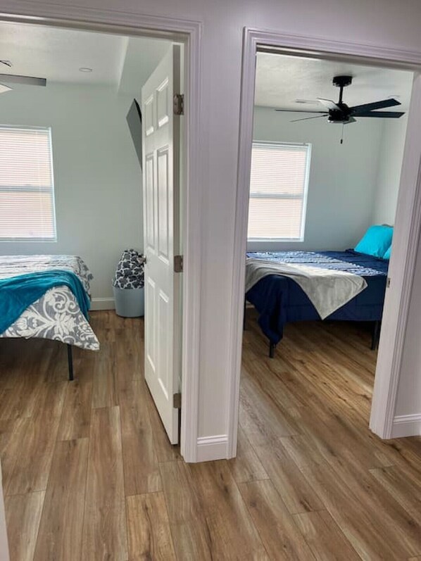 3 Schlafzimmer, Schreibtisch, Bügeleisen/Bügelbrett, Reisekinderbett