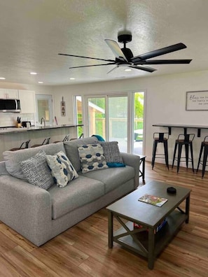 Televisión y chimenea