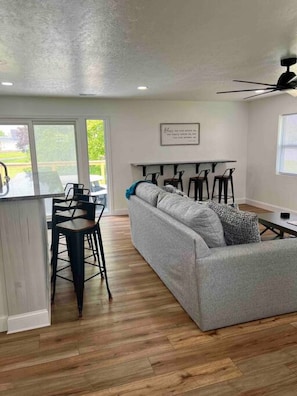 Televisión y chimenea