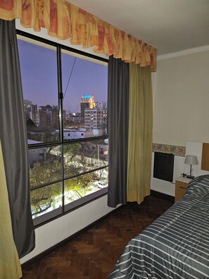 2 Schlafzimmer, BĂŒgeleisen/BĂŒgelbrett, WLAN, BettwĂ€sche