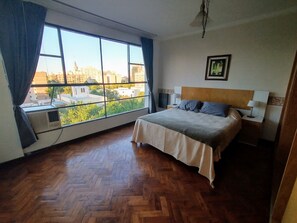 2 habitaciones, tabla de planchar con plancha, wifi y ropa de cama 