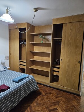 2 Schlafzimmer, BĂŒgeleisen/BĂŒgelbrett, WLAN, BettwĂ€sche