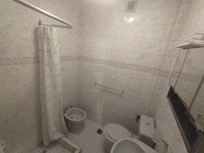 Ducha, secador de pelo, bidet, toallas