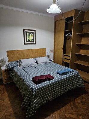 2 Schlafzimmer, BĂŒgeleisen/BĂŒgelbrett, WLAN, BettwĂ€sche