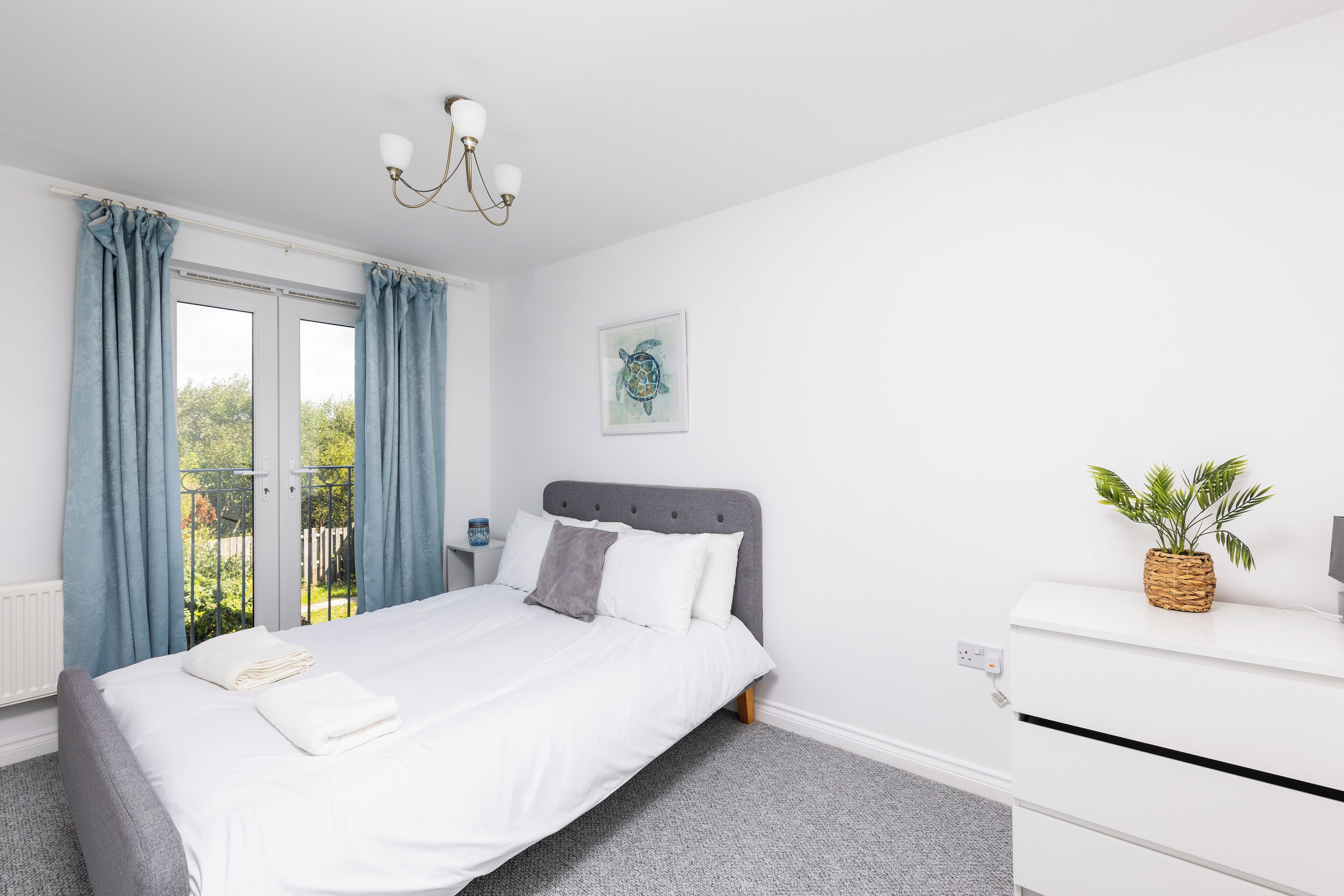 5 bedrooms, iron/ironing board, WiFi, bed sheets