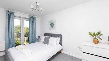 5 bedrooms, iron/ironing board, WiFi, bed sheets