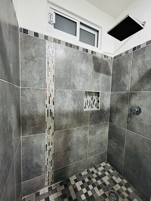 Haartrockner, Handtücher, Seife, Toilettenpapier