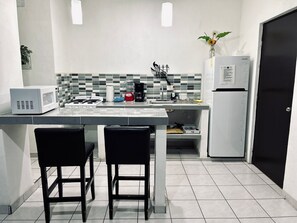 Micro-ondes, four, cafetière/bouilloire, blender