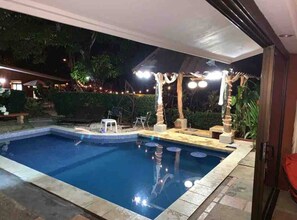 حمّام سباحة خارجي