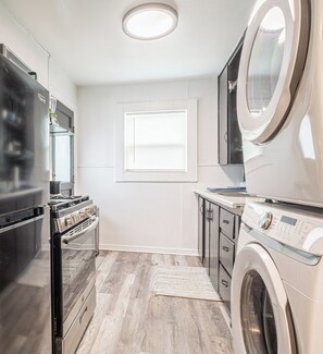 Kühlschrank, Wasserkocher mit Kaffee-/Teezubehör