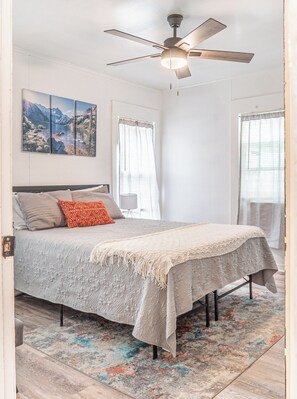 3 bedrooms, iron/ironing board, free WiFi - Great worker's housing. (Abilene)