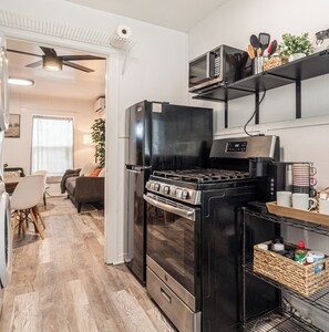 Kühlschrank, Wasserkocher mit Kaffee-/Teezubehör