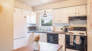 Kühlschrank, Wasserkocher mit Kaffee-/Teezubehör