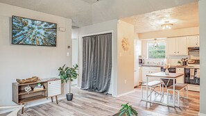 Kühlschrank, Wasserkocher mit Kaffee-/Teezubehör