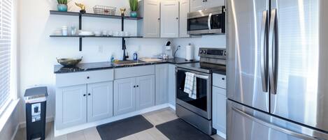 Refrigerador, microondas, horno y cafetera y tetera