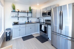 ثلاجة، ميكروويف، فرن، ماكينة لصنع القهوة/الشاي