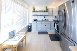 Refrigerador, microondas, horno y cafetera y tetera