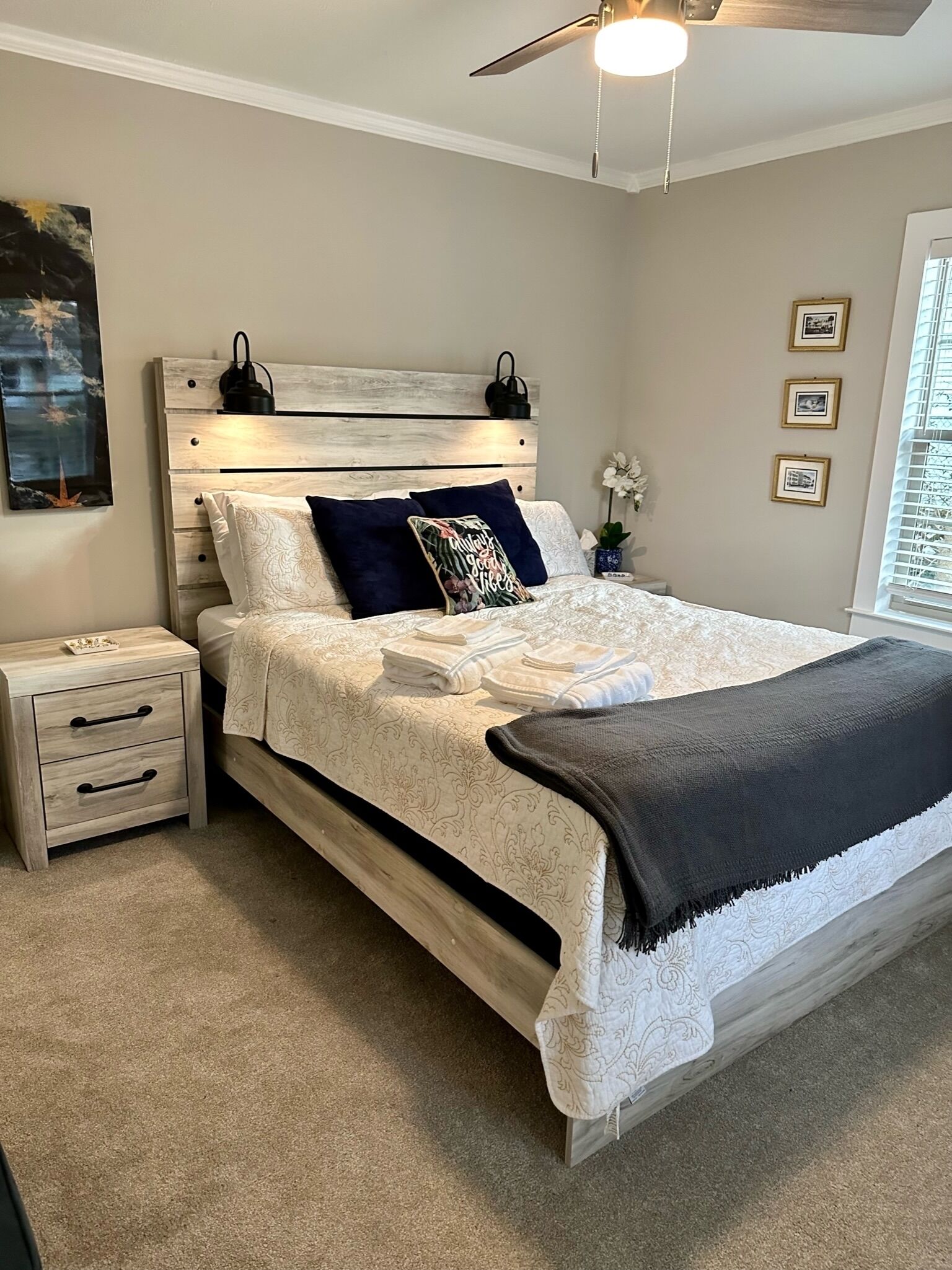 2 soverom, skrivebord, strykejern/-brett og reiseseng for barn