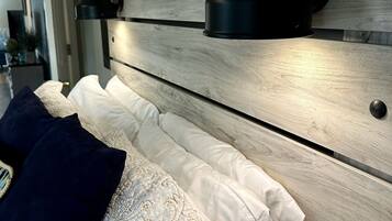 2 sovrum, skrivbord, strykjärn/strykbräda och resesäng