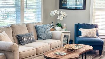 Smart-tv, böcker och kontor