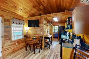 Fridge, microwave, oven, stovetop - Lovely efficiency cabin on river with firepit and stunning views - near parks (Bryson City)