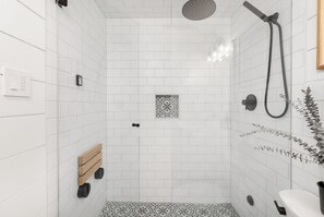 Casa de ciudad | Baño | Regadera, secadora de cabello, toallas, jabón 