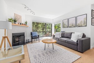 Smart TV 40 pulgadas con canales de televisión por cable, chimenea