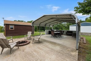 Outdoor dining - Camp Minnow Beach House (Wappapello)