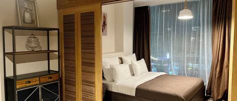 1 bedroom, desk, iron/ironing board, WiFi