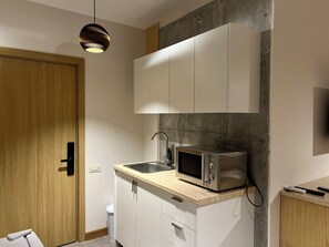 Kühlschrank, Mikrowelle, Wasserkocher mit Kaffee-/Teezubehör, Toaster