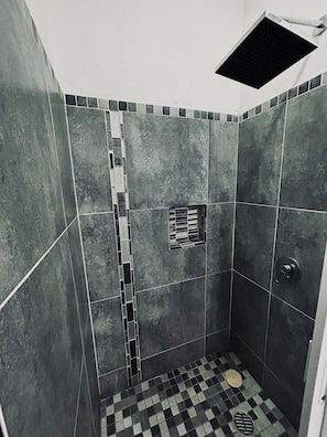 Secadora de cabello, toallas, jabón, papel de baño