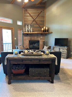 Älytelevisio, takka, pöytätennispöytä