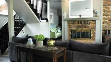 Smart TV, chimenea, libros y biblioteca musical