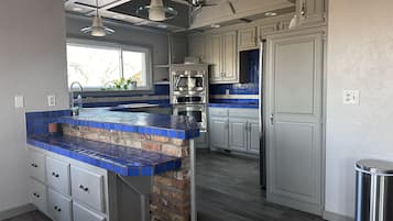 Geladeira, micro-ondas, fogão, cooktop