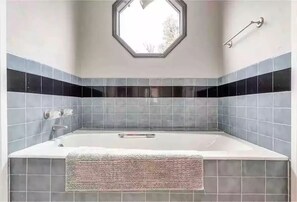 Hårføner, håndklær, såpe og sjampo