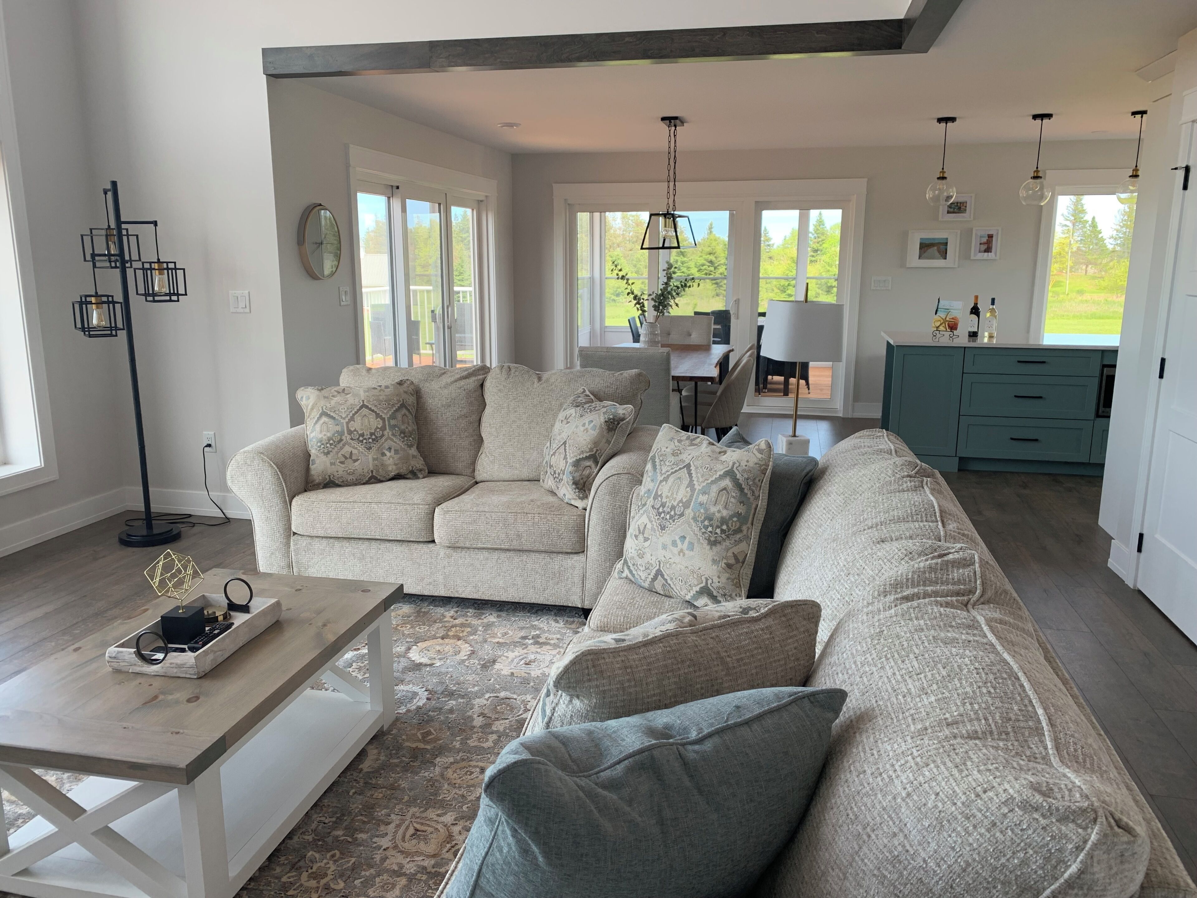 智能電視、壁爐、電子遊戲、DVD 播放機