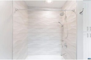 Douche, séchoir à cheveux, serviettes fournies, savon