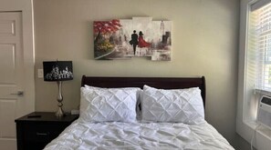 3 bedrooms, iron/ironing board, WiFi, bed sheets - Cville Cottage Large groups, Cozy home, Min to UVA
 (Charlottesville)