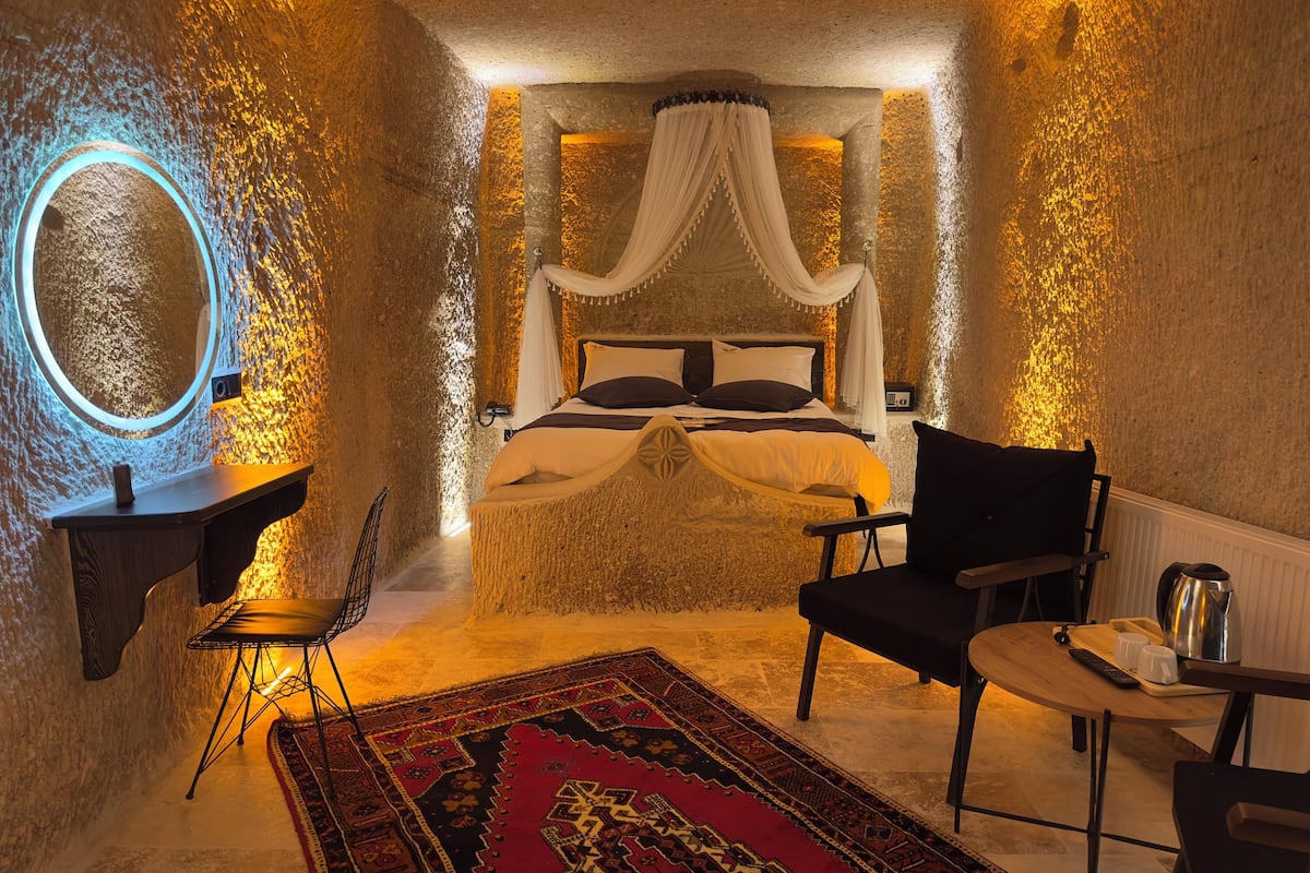 Romantic Room | 1 bedroom, premium bedding, down comforters, Select Comfort beds