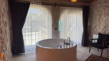 Habitación de lujo | 1 dormitorio, ropa de cama de alta calidad, edredones de plumas