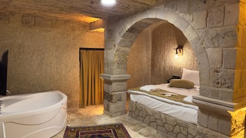 Habitación Deluxe | 1 dormitorio, ropa de cama de alta calidad, edredones de plumas