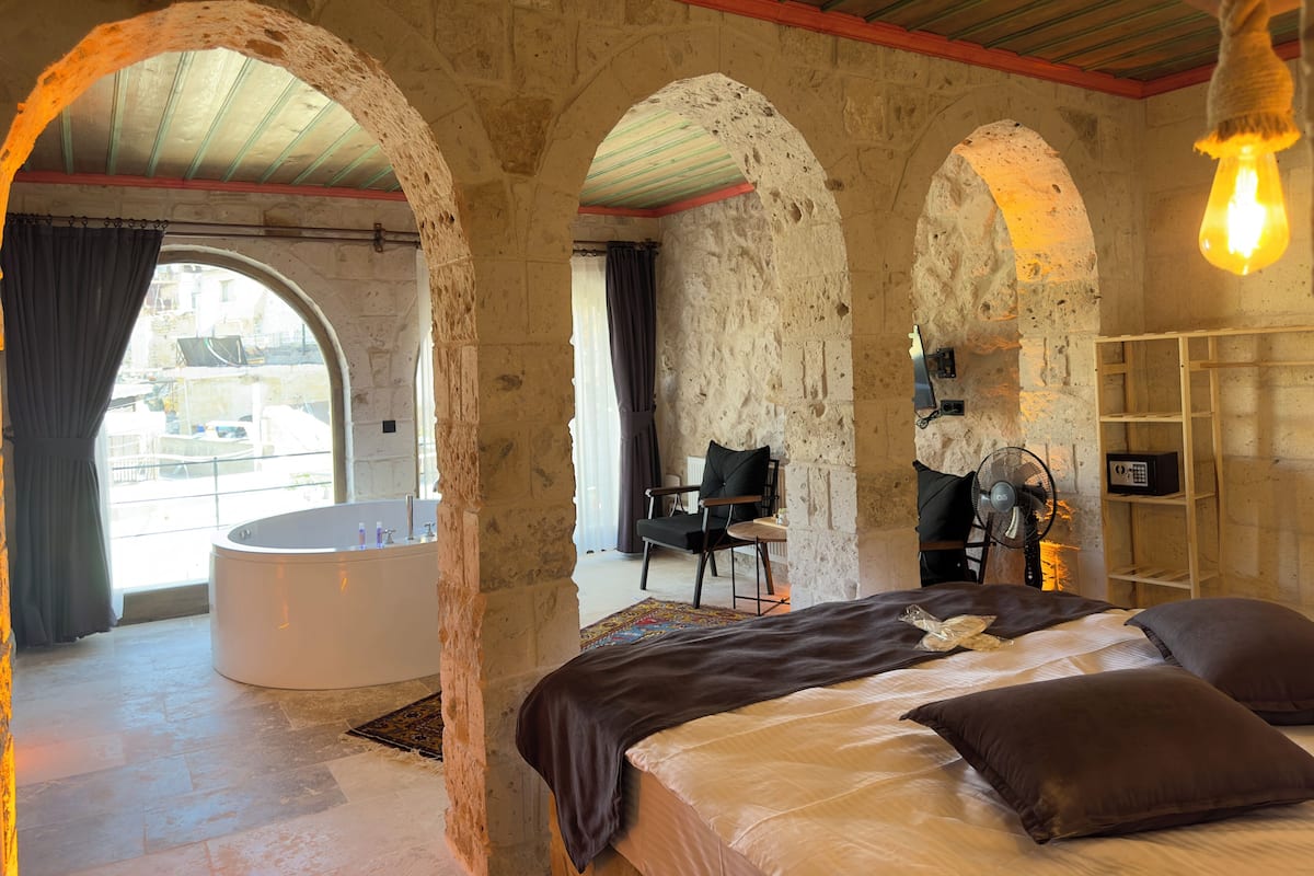 Luxury Room | 1 bedroom, premium bedding, down comforters, Select Comfort beds