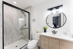 Shower, eco-friendly toiletries, hair dryer, towels - Nordic SPA Retreat, Hot Tub, Sleeps 8, Near Downtown and 15 min to the Airport! (Calgary)